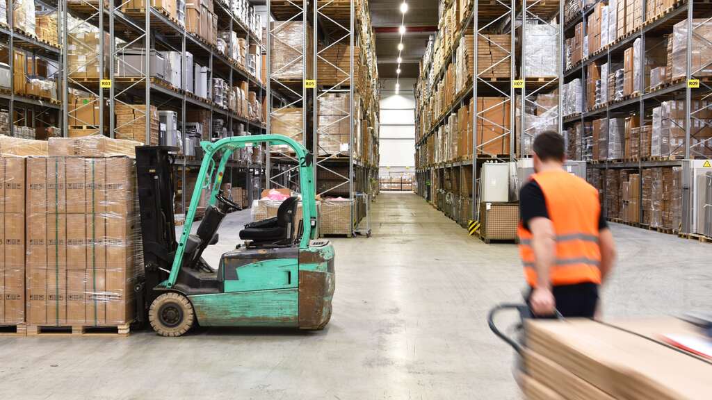 empilhadeira em estoque industrial.jpg empilhadeira em estoque industrial.jpg