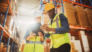 Profissionais analisando a produtividade operacional em um armazém logístico